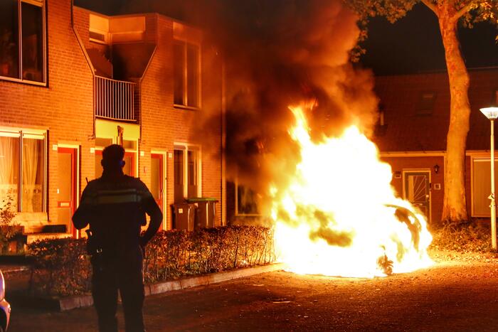 Metershoge Vlammen bij brand in geparkeerde auto