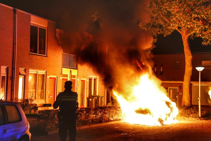 Metershoge Vlammen bij brand in geparkeerde auto