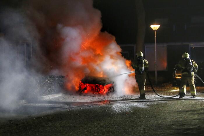 Metershoge Vlammen bij brand in geparkeerde auto