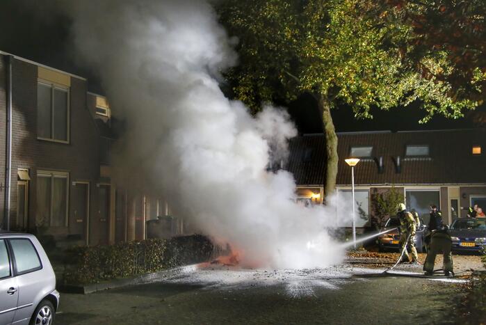 Metershoge Vlammen bij brand in geparkeerde auto