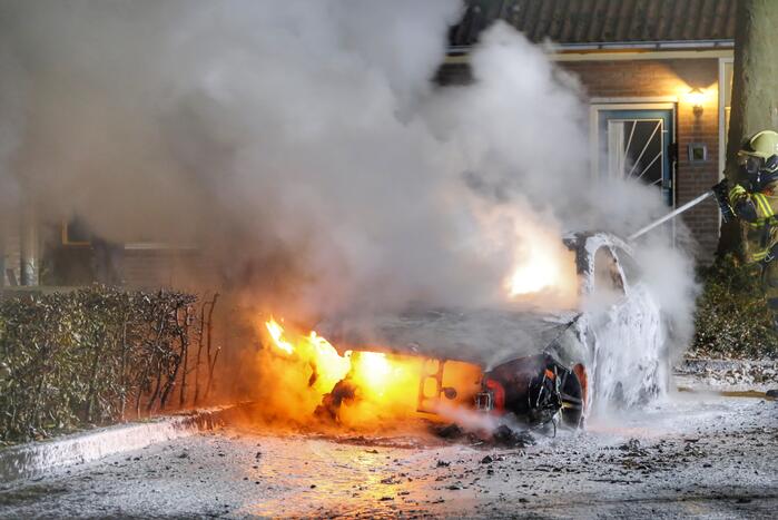 Metershoge Vlammen bij brand in geparkeerde auto