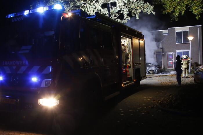 Metershoge Vlammen bij brand in geparkeerde auto