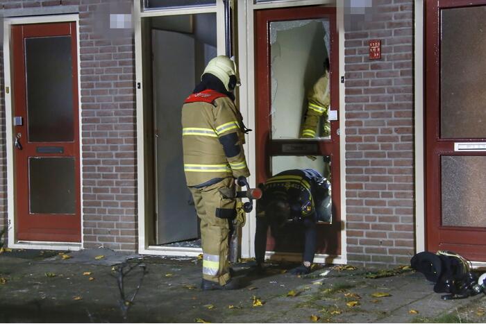 Metershoge Vlammen bij brand in geparkeerde auto