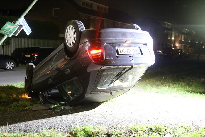 Auto slaat over de kop, bestuurder op de vlucht
