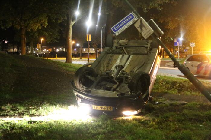 Auto slaat over de kop, bestuurder op de vlucht