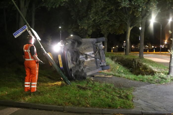 Auto slaat over de kop, bestuurder op de vlucht