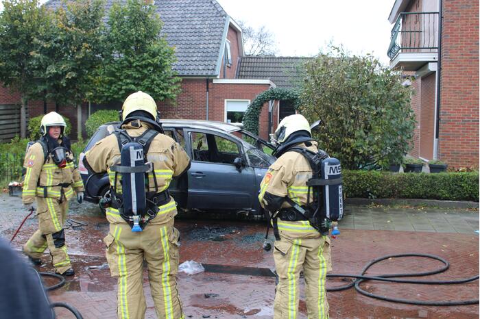 Auto gaat in vlammen op