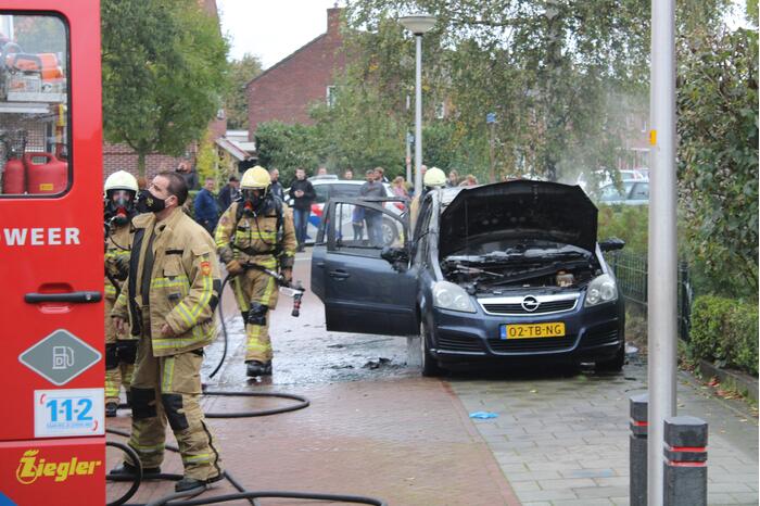Auto gaat in vlammen op
