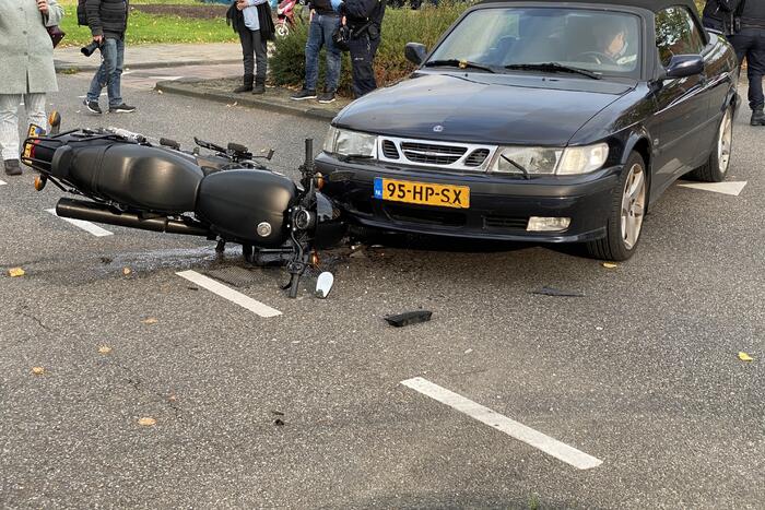 Flinke schade bij botsing tussen auto en motor