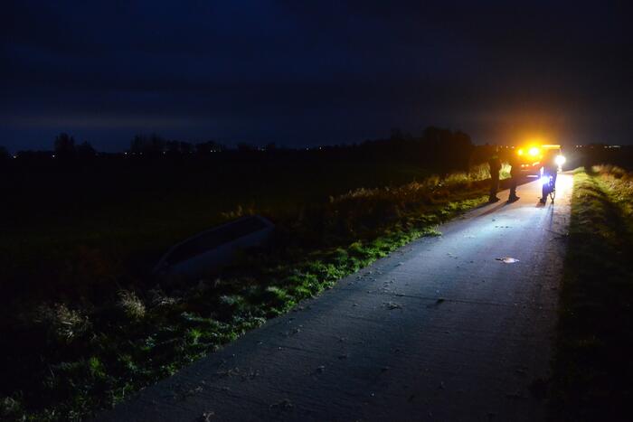 Auto raakt van de weg en belandt in het water