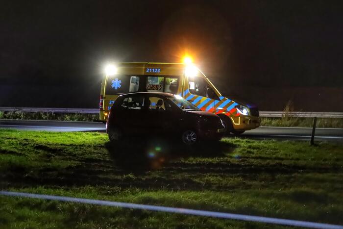 Aanhanger schiet los van auto en veroorzaakt botsing