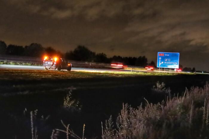Aanhanger schiet los van auto en veroorzaakt botsing