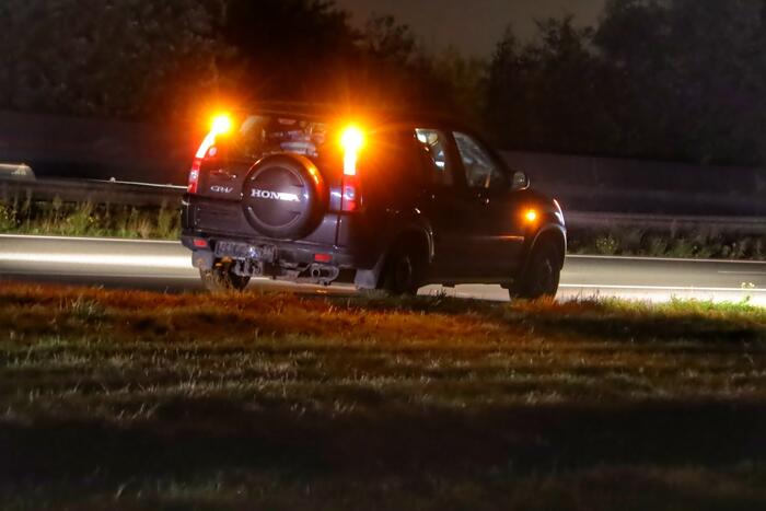 Aanhanger schiet los van auto en veroorzaakt botsing