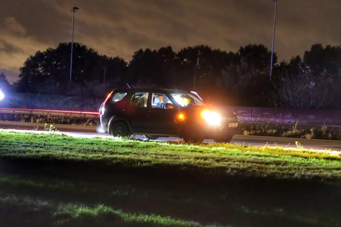 Aanhanger schiet los van auto en veroorzaakt botsing