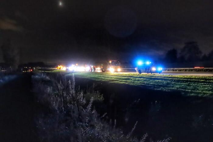 Aanhanger schiet los van auto en veroorzaakt botsing