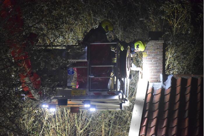 Openhaard zorgt voor beginnende dakbrand