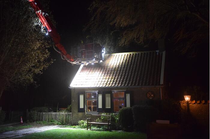 Openhaard zorgt voor beginnende dakbrand