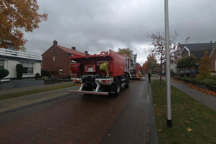 Brommer in schuur vat vlam