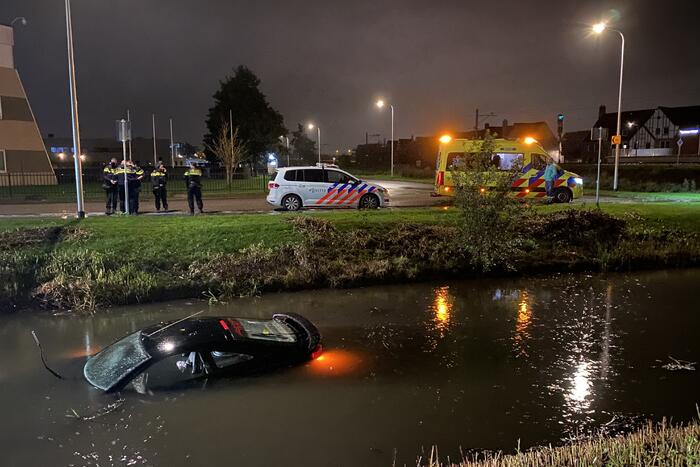 Auto raakt te water