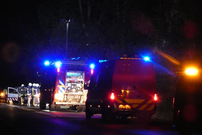 Auto belandt in greppel, bestuurder gevlucht