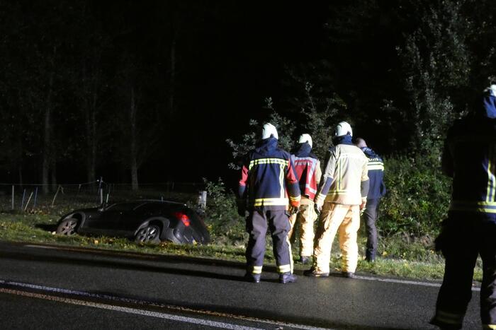 Auto belandt in greppel, bestuurder gevlucht