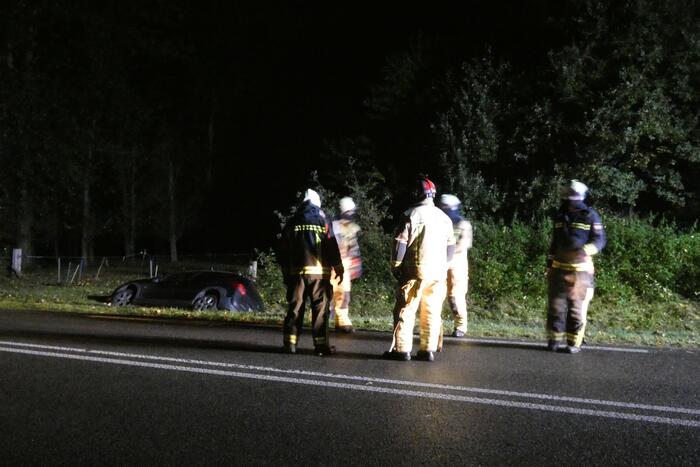 Auto belandt in greppel, bestuurder gevlucht