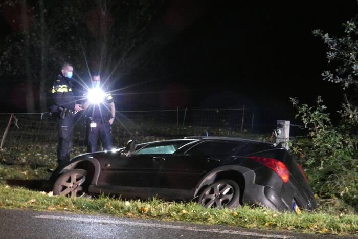 Auto belandt in greppel, bestuurder gevlucht