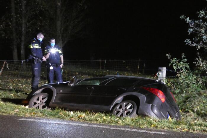 Auto belandt in greppel, bestuurder gevlucht