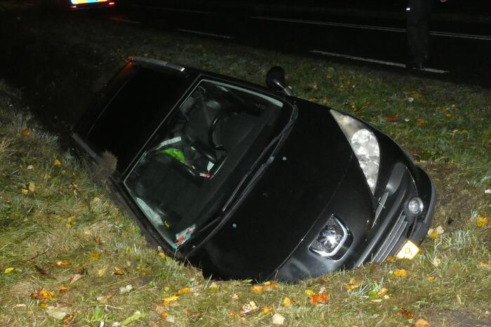 Auto belandt in greppel, bestuurder gevlucht