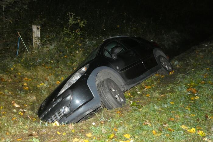 Auto belandt in greppel, bestuurder gevlucht