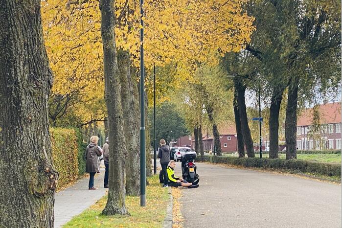 Fietser en scooterrijder botsen hard op elkaar
