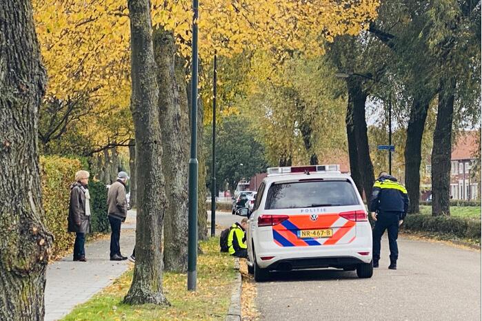 Fietser en scooterrijder botsen hard op elkaar