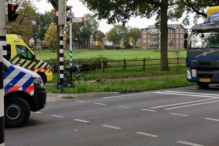 Overstekende fietser aangereden door auto