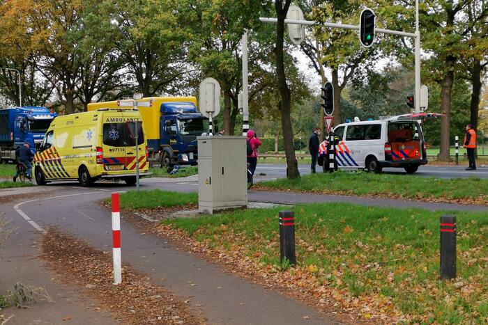 Overstekende fietser aangereden door auto