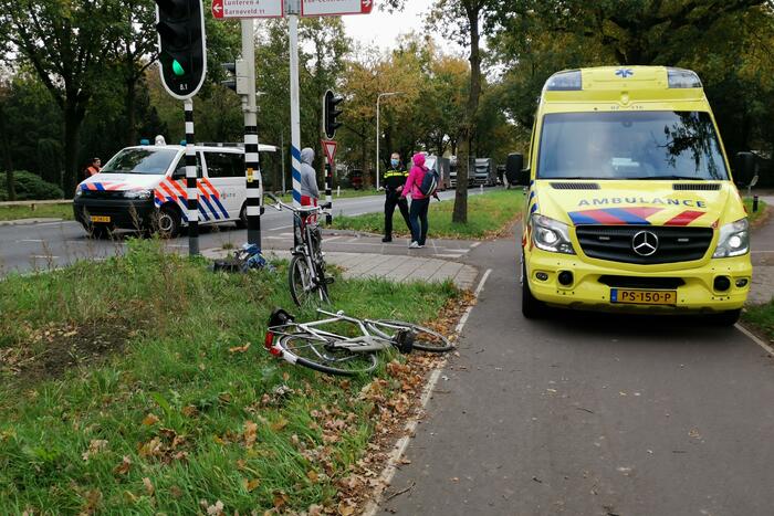 Overstekende fietser aangereden door auto