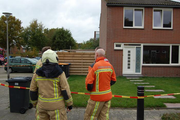 Personenauto rijdt door schutting