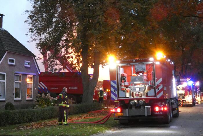 Grote uitslaande brand in woonboerderij met rieten kap