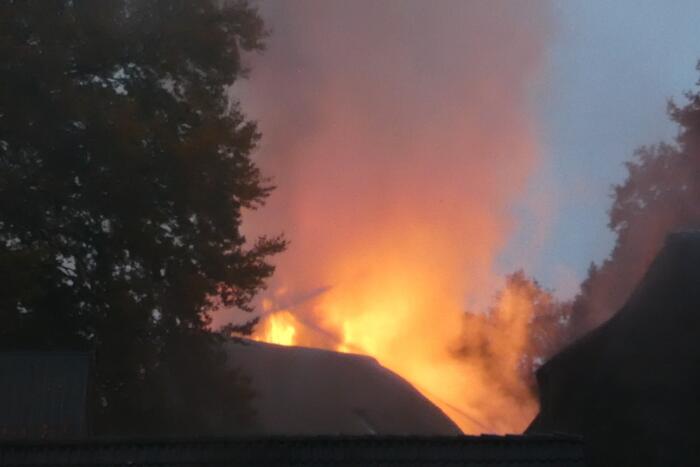 Grote uitslaande brand in woonboerderij met rieten kap