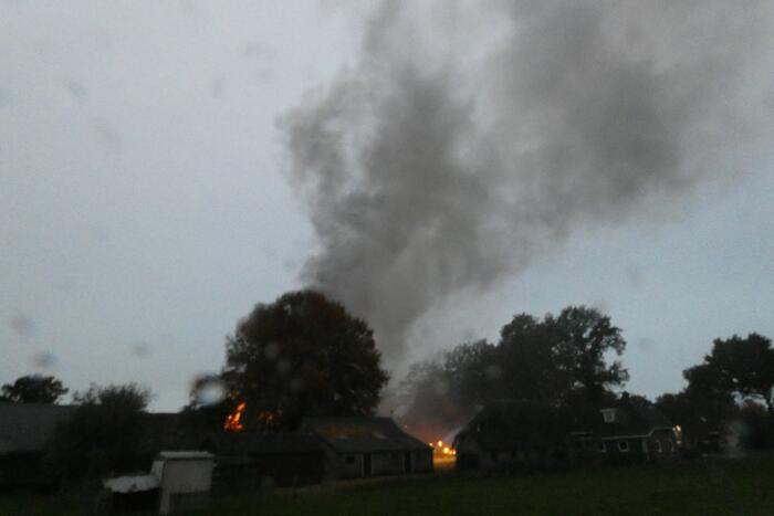 Grote uitslaande brand in woonboerderij met rieten kap