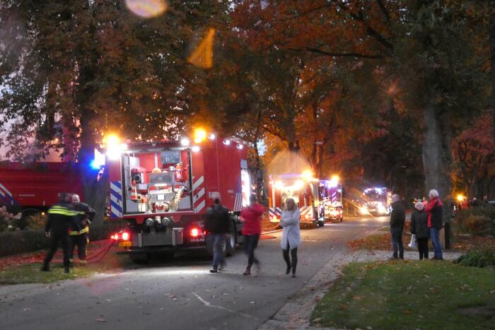 Grote uitslaande brand in woonboerderij met rieten kap
