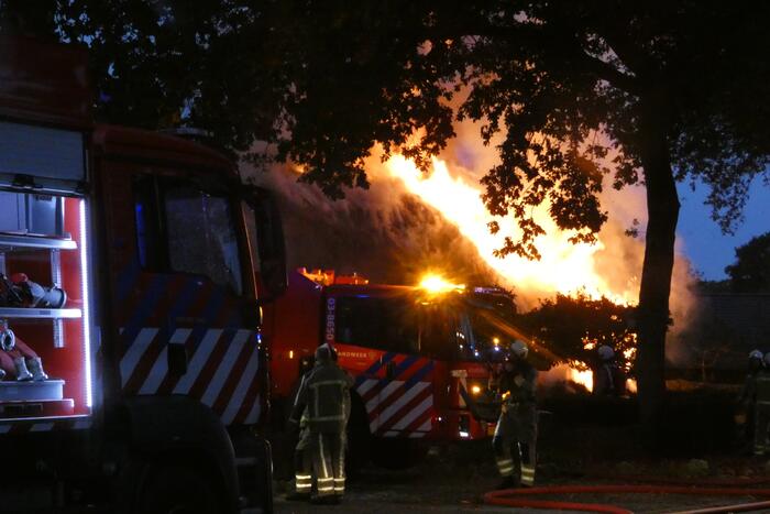 Grote uitslaande brand in woonboerderij met rieten kap