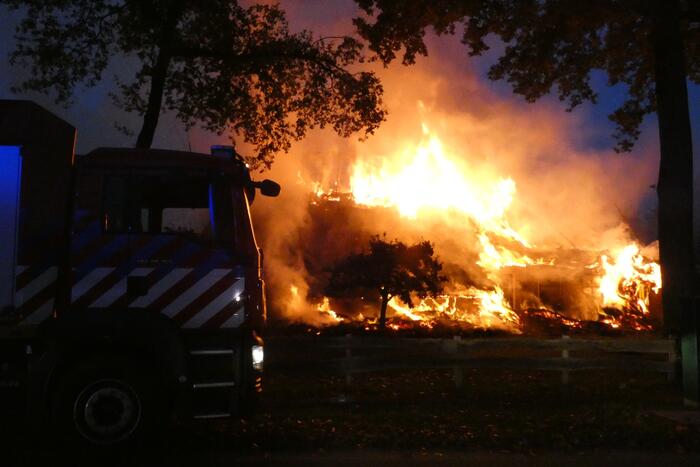 Grote uitslaande brand in woonboerderij met rieten kap