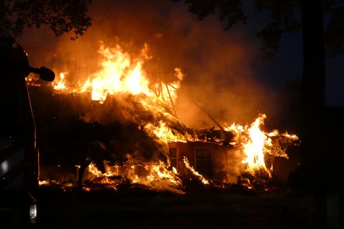 Grote uitslaande brand in woonboerderij met rieten kap