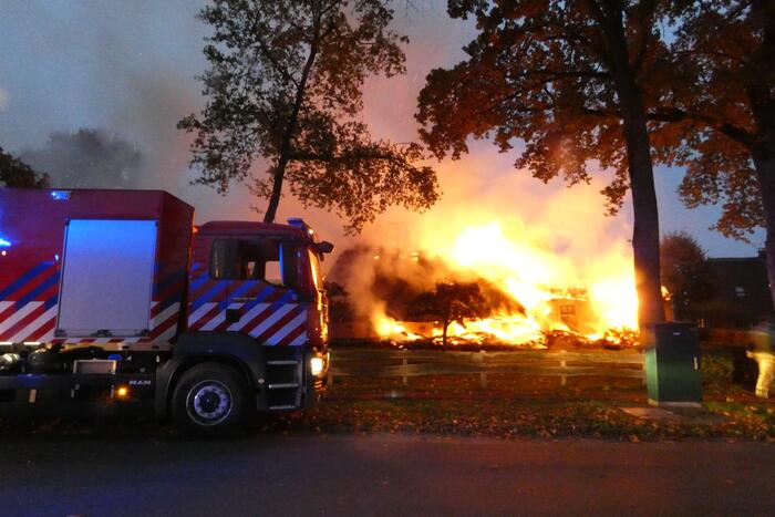 Grote uitslaande brand in woonboerderij met rieten kap