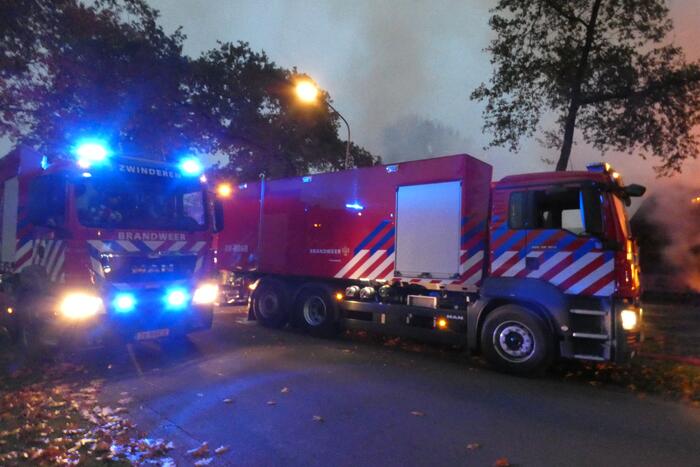 Grote uitslaande brand in woonboerderij met rieten kap