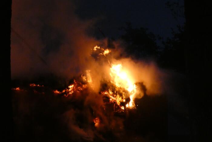 Grote uitslaande brand in woonboerderij met rieten kap