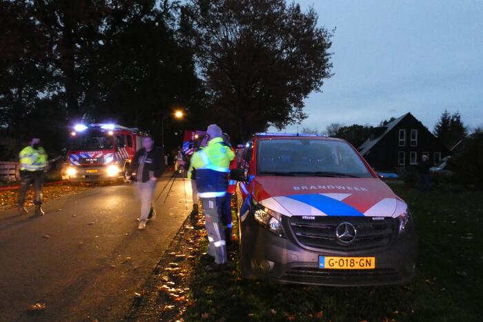 Grote uitslaande brand in woonboerderij met rieten kap