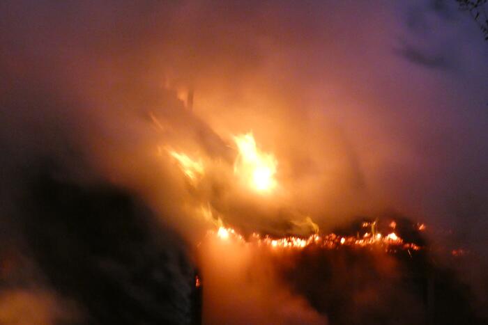 Grote uitslaande brand in woonboerderij met rieten kap