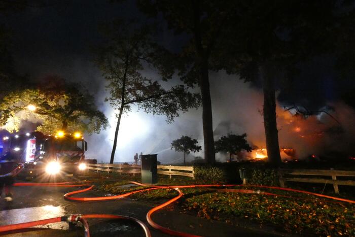 Grote uitslaande brand in woonboerderij met rieten kap