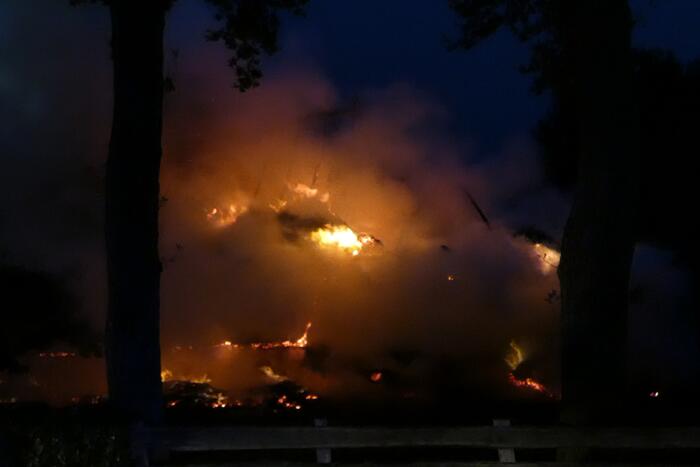 Grote uitslaande brand in woonboerderij met rieten kap
